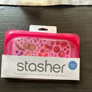 Stasher Reusable Silicone‎ Storage Bag Snack Size Raspberry